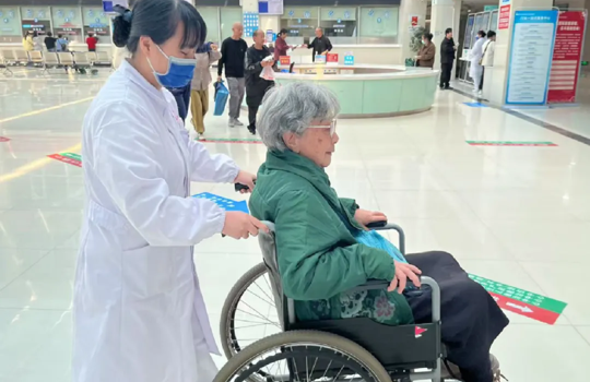 武宁县总医院人民医院院区门诊一站式服务中心：小小微信群   服务“零距离”