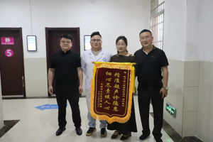 【一面锦旗 一份信赖】三次暖心提醒，功能科医师为患者揪出早期肠癌 “隐形炸弹”
