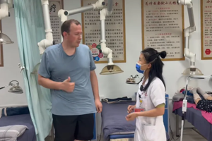 外籍友人亲测点赞！人民医院院区中医理疗彰显传统医学魅力