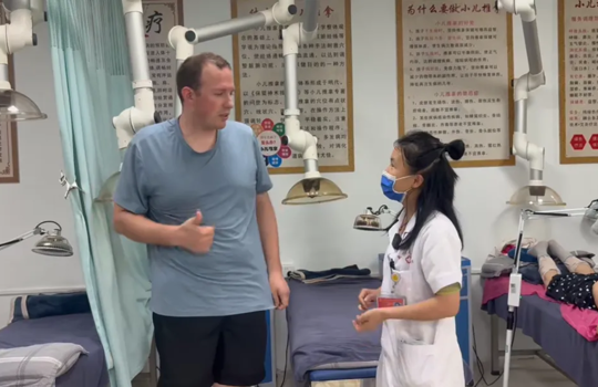 外籍友人亲测点赞！人民医院院区中医理疗彰显传统医学魅力